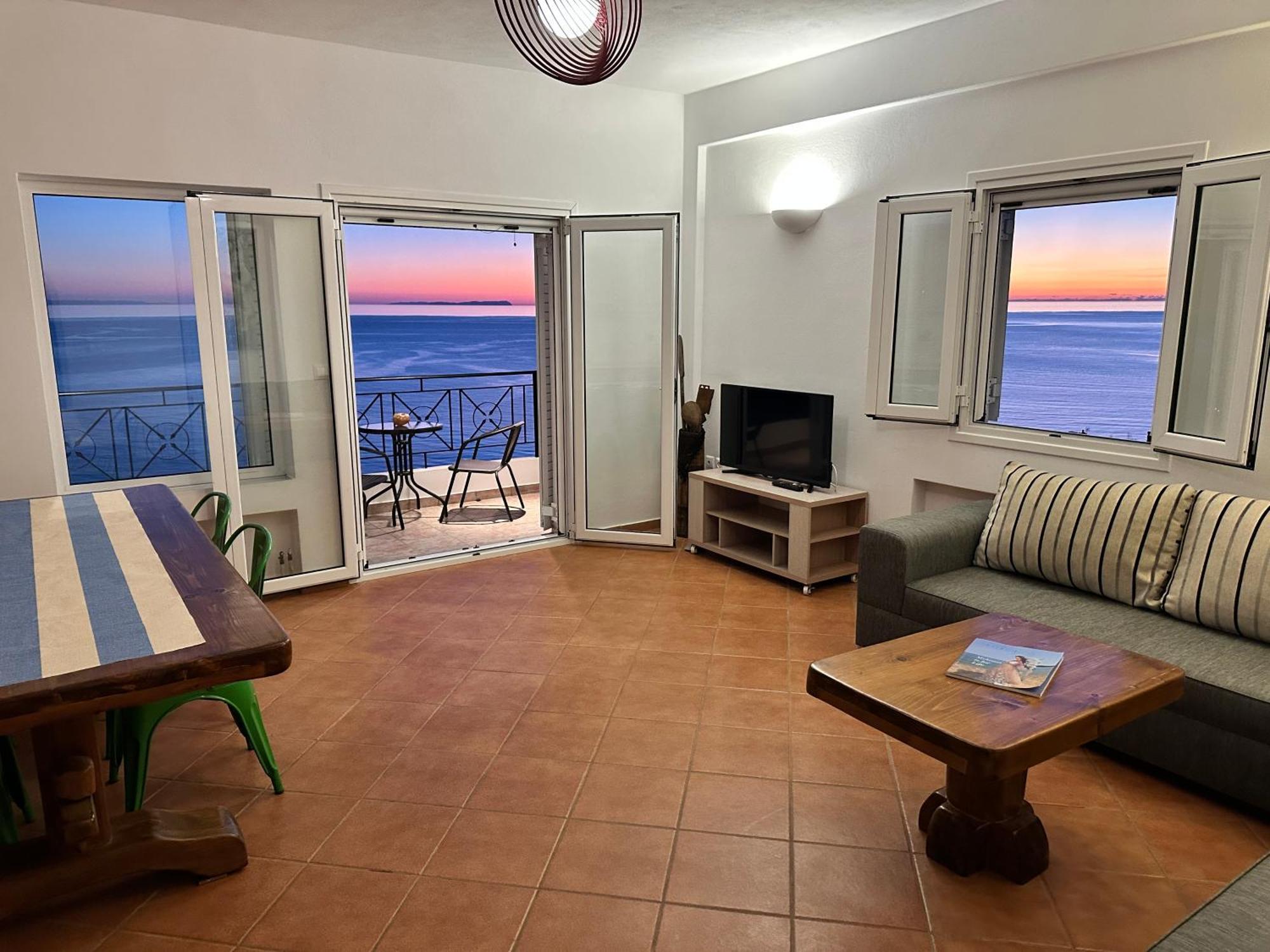 Roumers Himara Exterior photo